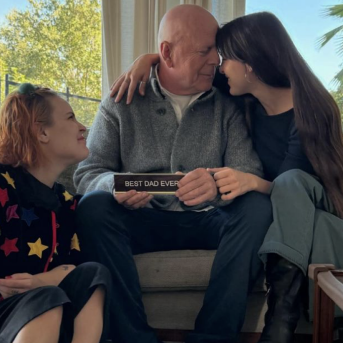 Bruce Willis riappare circondato dall’amore delle figlie. L’attore soffre di demenza frontotemporale