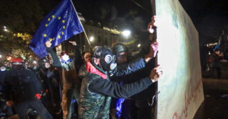 Copertina di Georgia, migliaia in piazza contro lo stop ai negoziati per l’ingresso in Ue: 32 agenti feriti, 43 fermi, proiettili di gomma sui manifestanti