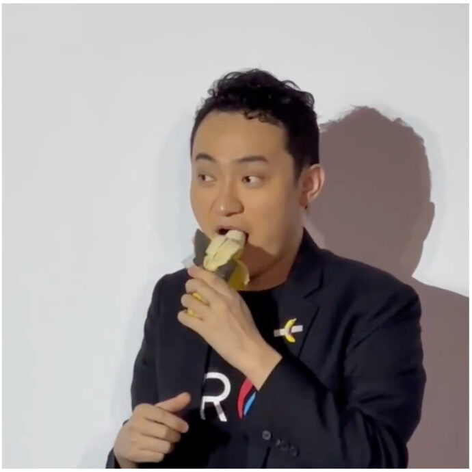 Justin Sun mangia la banana da 6.2 milioni di dollari di Maurizio Cattelan: “È davvero buona, molto meglio delle altre in circolazione” – IL VIDEO