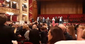 Copertina di Sciopero alla Scala, all’ultimo secondo salta il concerto dedicato a Puccini. E alla delusione in sala i solisti rispondono così – Video