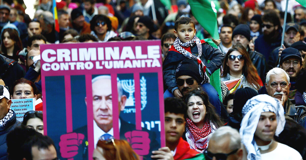 Manifestazioni Pro Palestina a Roma e Milano, lancio di petardi e fumogeni contro le forze di polizia. “Nella capitale siamo in 30mila”