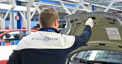 Copertina di Stellantis, 500 esuberi a Melfi: la stangata nell’impianto più coinvolto dal “piano di rilancio”