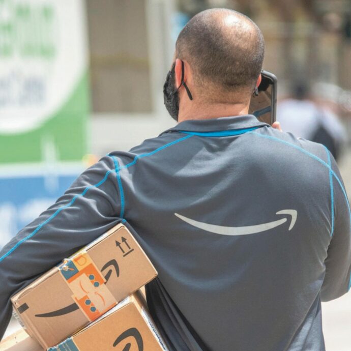 “Un corriere si è masturbato nella mia camera da letto. Ero sconvolta. Ho anche scritto a Jeff Bezos”: la denuncia di una cliente Amazon
