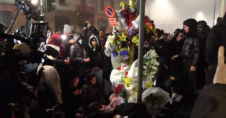 Copertina di Fiaccolata per Ramy Elgaml nel quartiere Corvetto: “Dove sono le istituzioni?”. E le persone urlano “giustizia” – Video