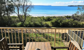 Copertina di Affittano una casa per fare festa e si sistemano in 40 su un balcone: la struttura crolla, 4 adolescenti in ospedale