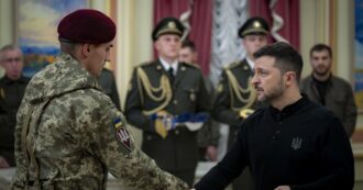 Copertina di Zelensky: “Dagli alleati soldati all’Ucraina? Sarei felice se li inviassero, ma non lo chiedo. O metà di loro fermano il sostegno militare”