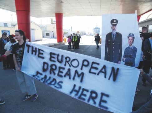 “Spreco di soldi e Costituzione calpestata”: a Tirana cortei contro il patto sui migranti