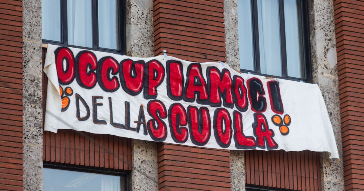 Roma, liceo Virgilio occupato: 30 genitori protestano in piazza con la preside. (E altri 200 si schierano con gli studenti)