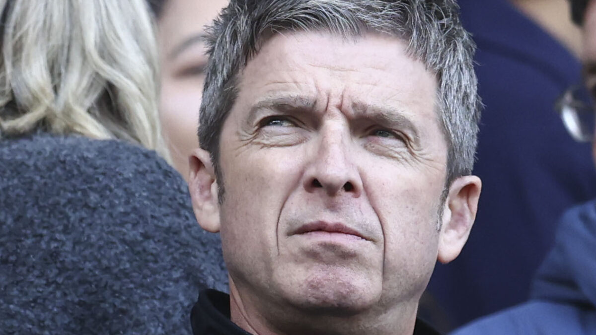 “Il tetto perde pezzi e c’è umido dappertutto. Ci sono danni strutturali importanti”: non c’è pace per la nuova villa di Noel Gallagher da 11.5 milioni di sterline