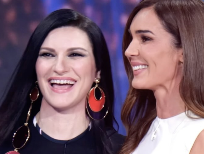 “Una fan si chiuse in valigia per viaggiare con me. Le dissi che era pazza e lei rispose che per me avrebbe fatto anche le pulizie”: Laura Pausini a Verissimo