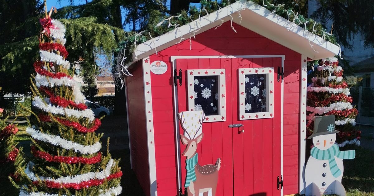 Bambini distruggono la casetta di Babbo Natale: “Hanno anche rubato i palloncini, complimenti ai genitori. Chi ha causato i danni venga a risarcire”