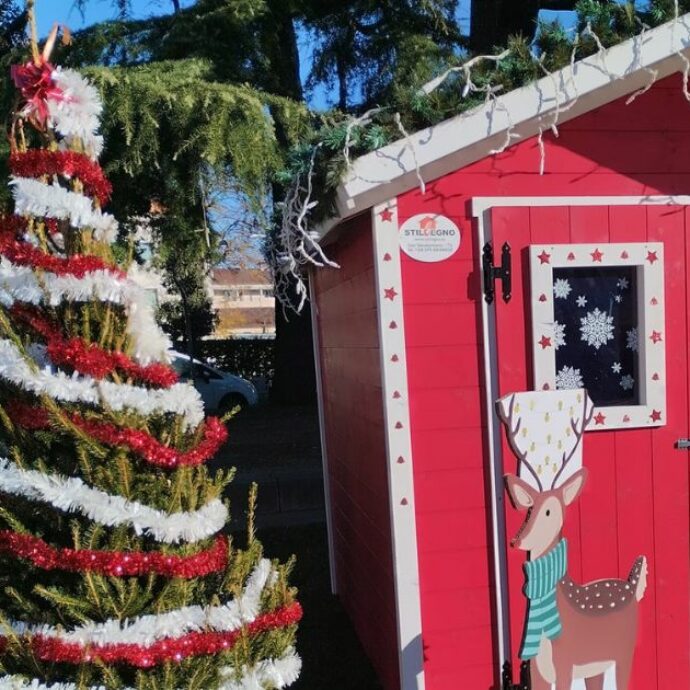 Bambini distruggono la casetta di Babbo Natale: “Hanno anche rubato i palloncini, complimenti ai genitori. Chi ha causato i danni venga a risarcire”