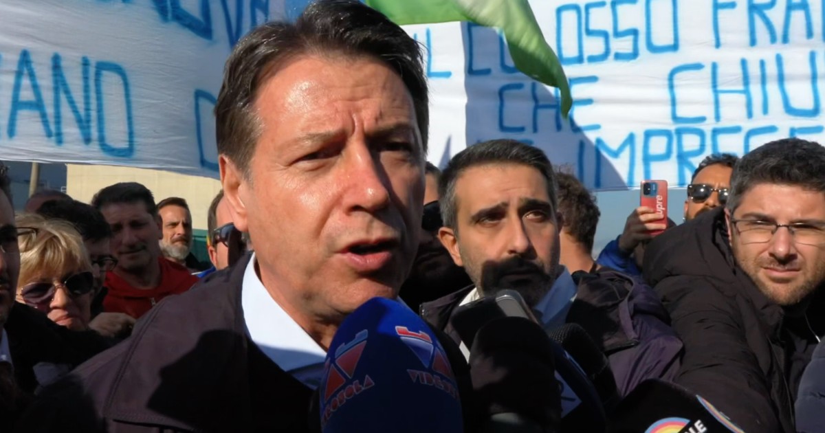 Stellantis, Conte alla protesta di Pomigliano: “Il governo ha tolto 4,6 miliardi all’automotive per le armi. Tavares? Elkann presenti piano industriale”