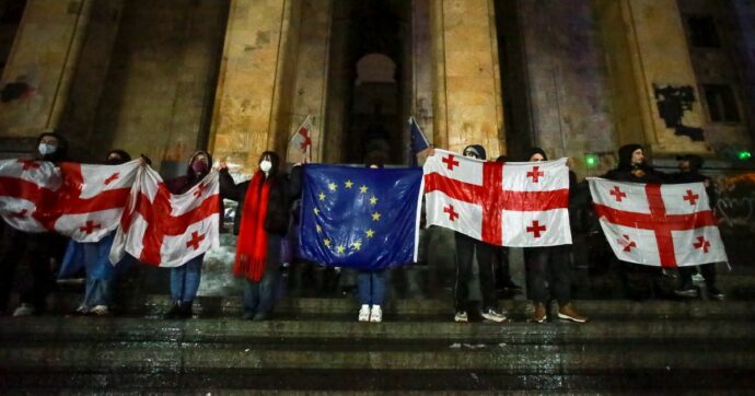 Georgia, a Tblisi in piazza una nuova rivoluzione colorata: “Le proteste sembrano un’altra Euromaidan”