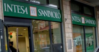 Copertina di Intesa Sanpaolo, stipendi e pensioni non accreditati per problemi tecnici all’app e ai conti online. La banca: “Stiamo intervenendo”