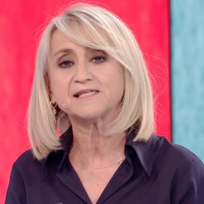 “I senza dimora possono stramazzare in periferia, ma non in centro per ‘decoro’. Ci vuole umanità. Ormai viviamo occhi sul telefono, pensieri sparati in testa”: l’appello di Luciana Littizzetto