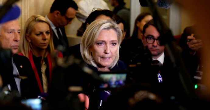 Copertina di Le Pen nega il “soccorso nero”: in Francia il governo Barnier rischia la sfiducia