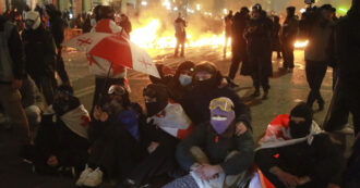 Copertina di Georgia, bocciato il ricorso dell’opposizione: certificata la vittoria di Sogno georgiano. Manifestanti in piazza, respinti con gli idranti