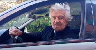 Copertina di M5s, Beppe Grillo al volante di un carro funebre: “Sono ottimista”. Il discorso integrale