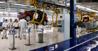 Copertina di Il governo prepara un sostegno diretto all’industria dell’auto. Il 62% degli italiani dice no ad aiuti a Stellantis