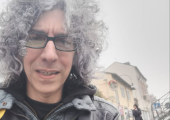 Copertina di Giovanni Allevi: “Ero imbottito di oppioidi per i dolori. Ho preso il Fentanyl. Effetti collaterali insostenibili, ero in astinenza. Ho smesso di botto: è stata dura”