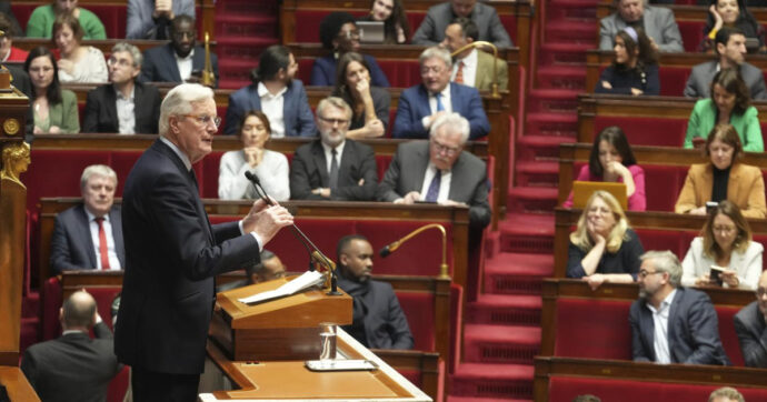 Ore contate per il governo francese. Barnier: “Se passa la sfiducia in 18 milioni pagheranno più tasse”. Macron allontana le dimissioni