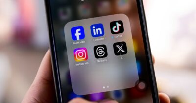 Copertina di “Niente smartphone la sera per i ragazzi, causano problemi fisici e mentali”: l’ordinanza del Comune fa discutere