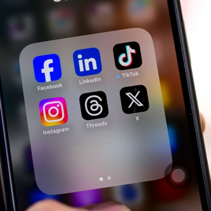 “Niente smartphone la sera per i ragazzi, causano problemi fisici e mentali”: l’ordinanza del Comune fa discutere