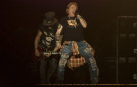 Copertina di Axl Rose dei Guns N’ Roses accusato di violenza sessuale: “Nego tutto e ho trovato un accordo economico con chi mi ha denunciato per chiuderla qui”