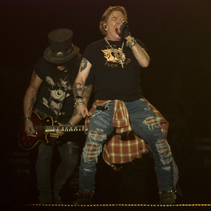 Axl Rose dei Guns N’ Roses accusato di violenza sessuale: “Nego tutto e ho trovato un accordo economico con chi mi ha denunciato per chiuderla qui”