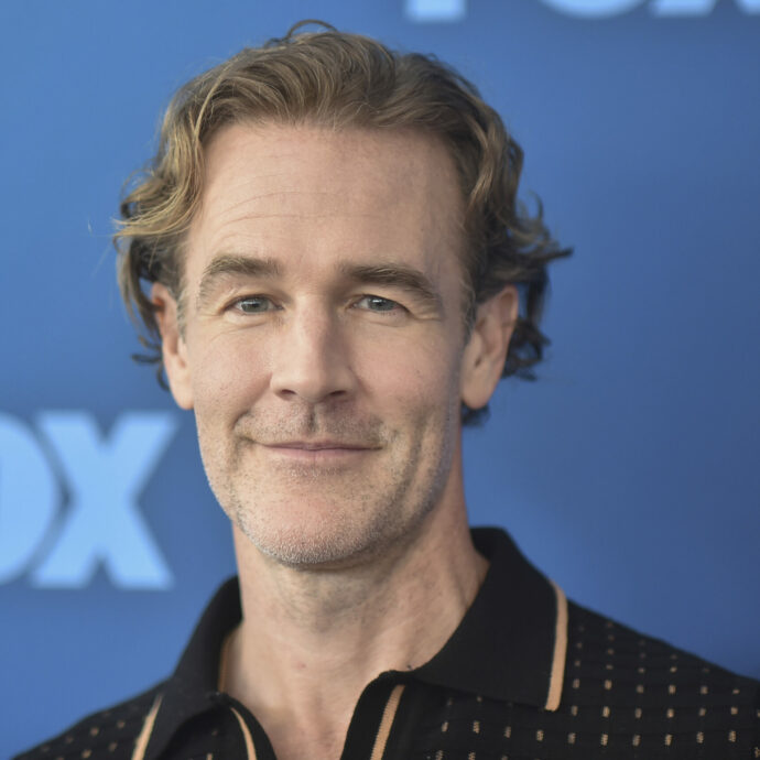 James Van Der Beek per curare il suo cancro vende le maglie: “Il 100% dei proventi alle famiglie provate finanziariamente dai costi (inclusa la mia)”