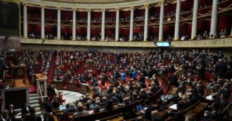 Copertina di Francia: sfiduciato il governo Barnier. Macron vuole un nuovo premier in 24 ore. E annuncia un discorso alla nazione