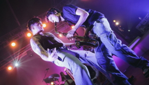 Copertina di C’è un pizzico di Vasco Rossi in Olly: il cantautore carica le pile per Sanremo 2025, trascina il suo popolo, si scatena sul palco con sigaretta e amaro