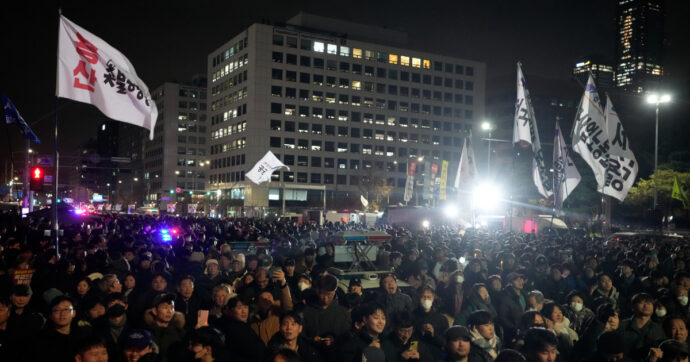 Corea del Sud, impeachment per Yoon: “Ha violato la Costituzione per eludere una inchiesta”. Il partito del presidente si oppone ma chiede la sua espulsione. Cittadini in piazza – La diretta