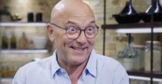 Copertina di MasterChef UK, Gregg Wallace travolto dagli scandali: “Accusato di molestie sessuali da concorrenti e troupe”. Anche Rod Stewart è furioso. Ecco cos’è successo