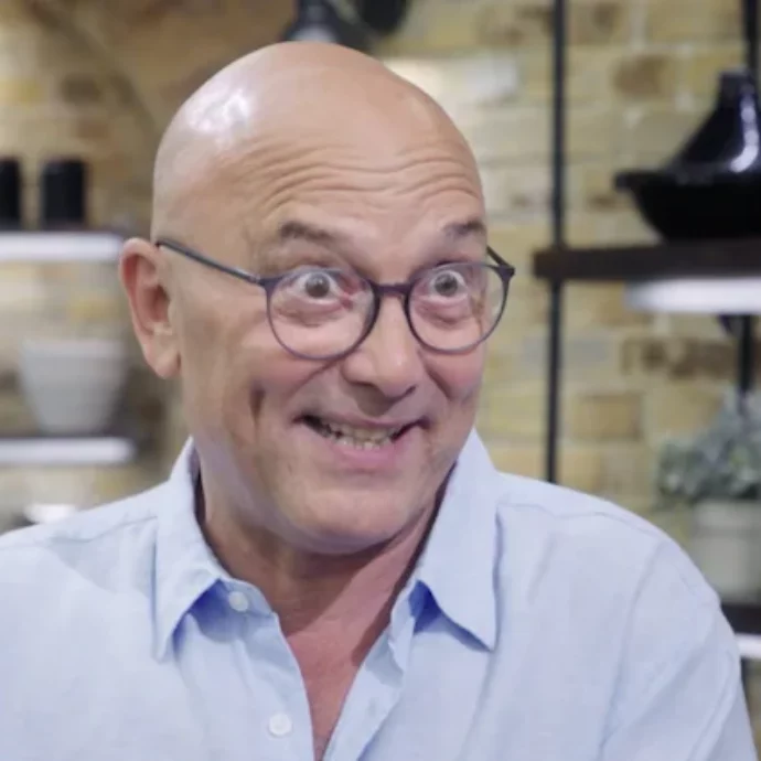 MasterChef UK, Gregg Wallace travolto dagli scandali: “Accusato di molestie sessuali da concorrenti e troupe”. Anche Rod Stewart è furioso. Ecco cos’è successo