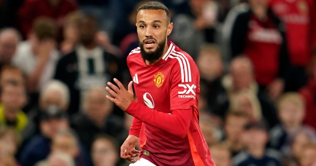 Manchester United, Mazraoui si rifiuta di indossare la giacca pro Lgbtq+ perché musulmano. Il resto della squadra lo segue