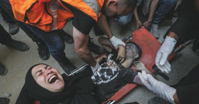 Gaza, 4 bambini uccisi in coda per il pane Idf: “Raid contro i terroristi, danni limitati”