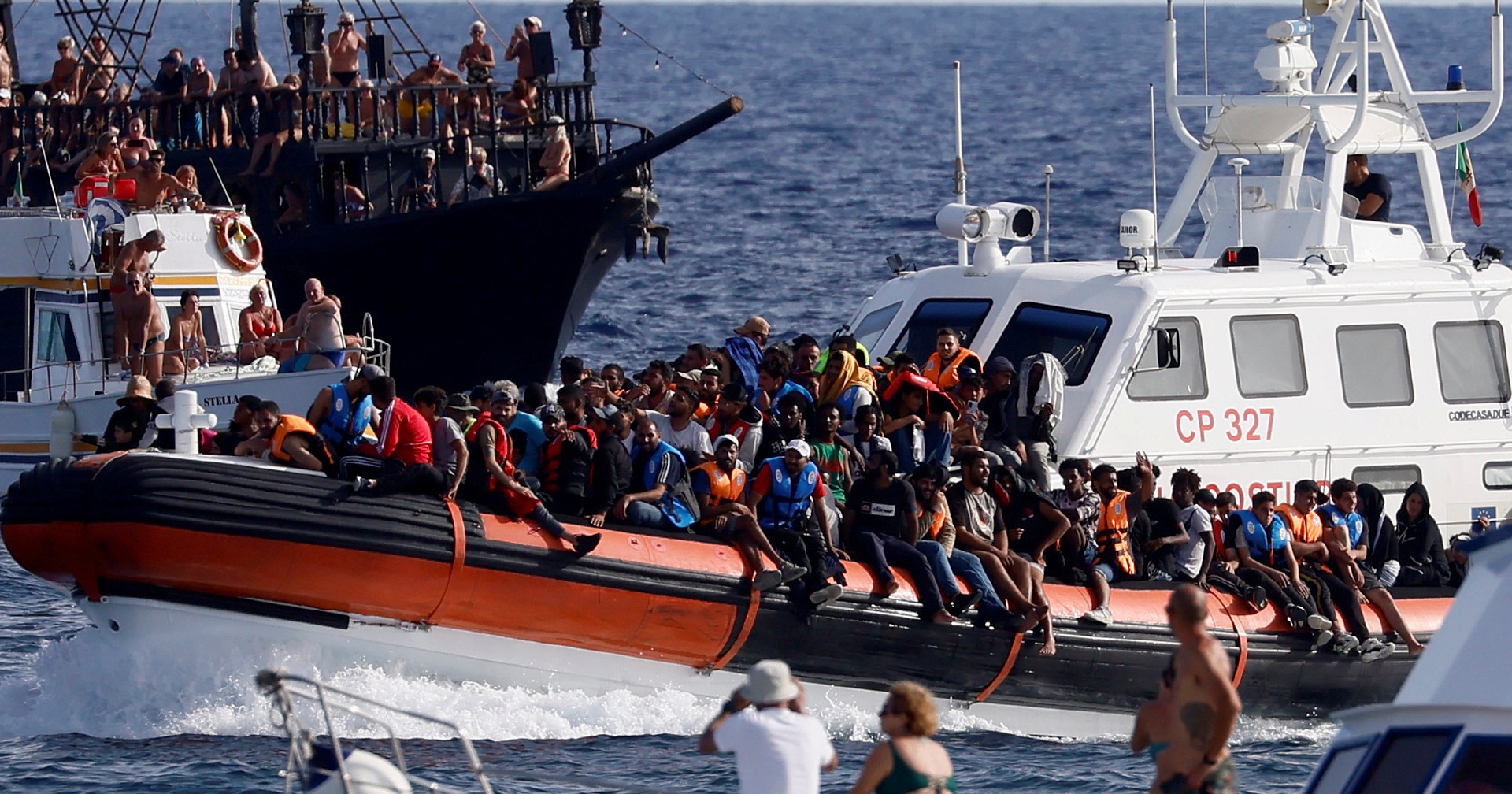 Mille migranti a Lampedusa. Ma il sistema al collasso è l’accoglienza: sulla strada finiscono anche i rifugiati Mille migranti a Lampedusa. Ma il sistema al collasso è l’accoglienza: sulla strada finiscono anche i rifugiati