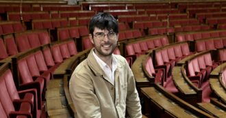 Copertina di Francia, cade governo Barnier. Il deputato Pierre-Yves Cadalen: “Macron ora deve dimettersi”