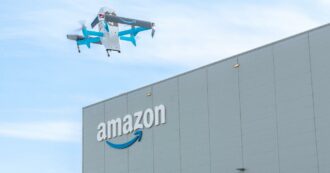 Copertina di Amazon, le consegne a domicilio con droni diventano realtà anche in Italia: il primo test in Abruzzo. Ecco come funzionano