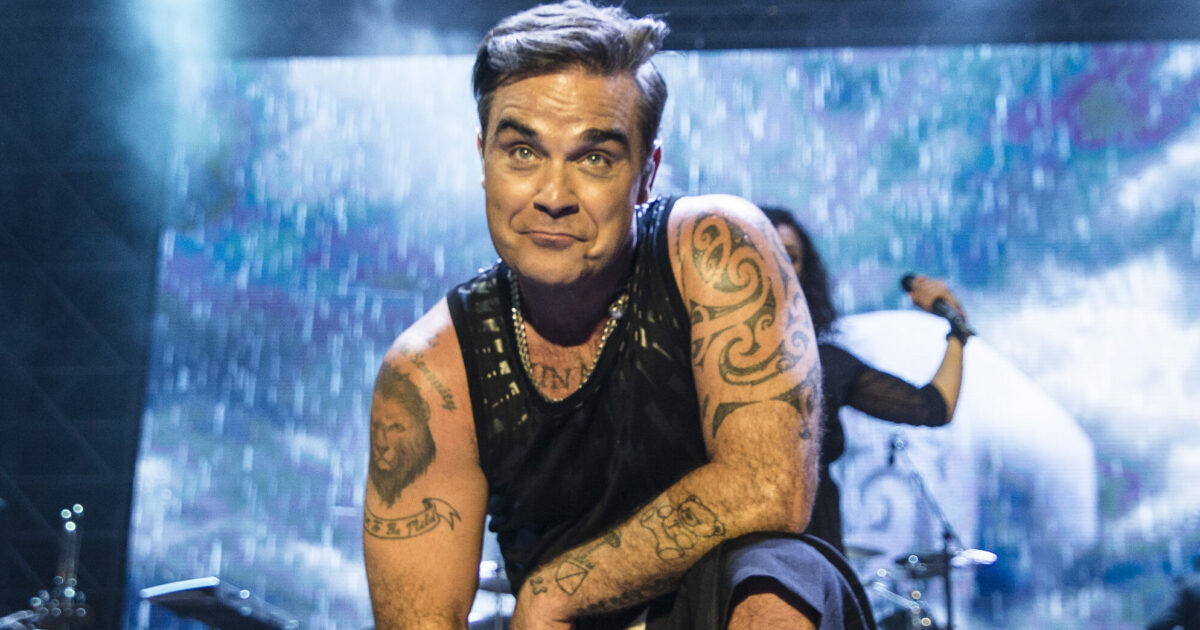 X Factor 2024 – La Finale in diretta da Napoli: Robbie Williams apre le danze, quattro finalisti sono in gara per la vittoria