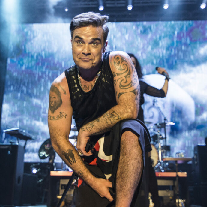 “Le inizioni che faccio per perdere peso mi fanno peggiorare la vista ma non importa, continuerò finché sarò cieco. E il prossimo anno faccio un lifting”: parla Robbie Williams