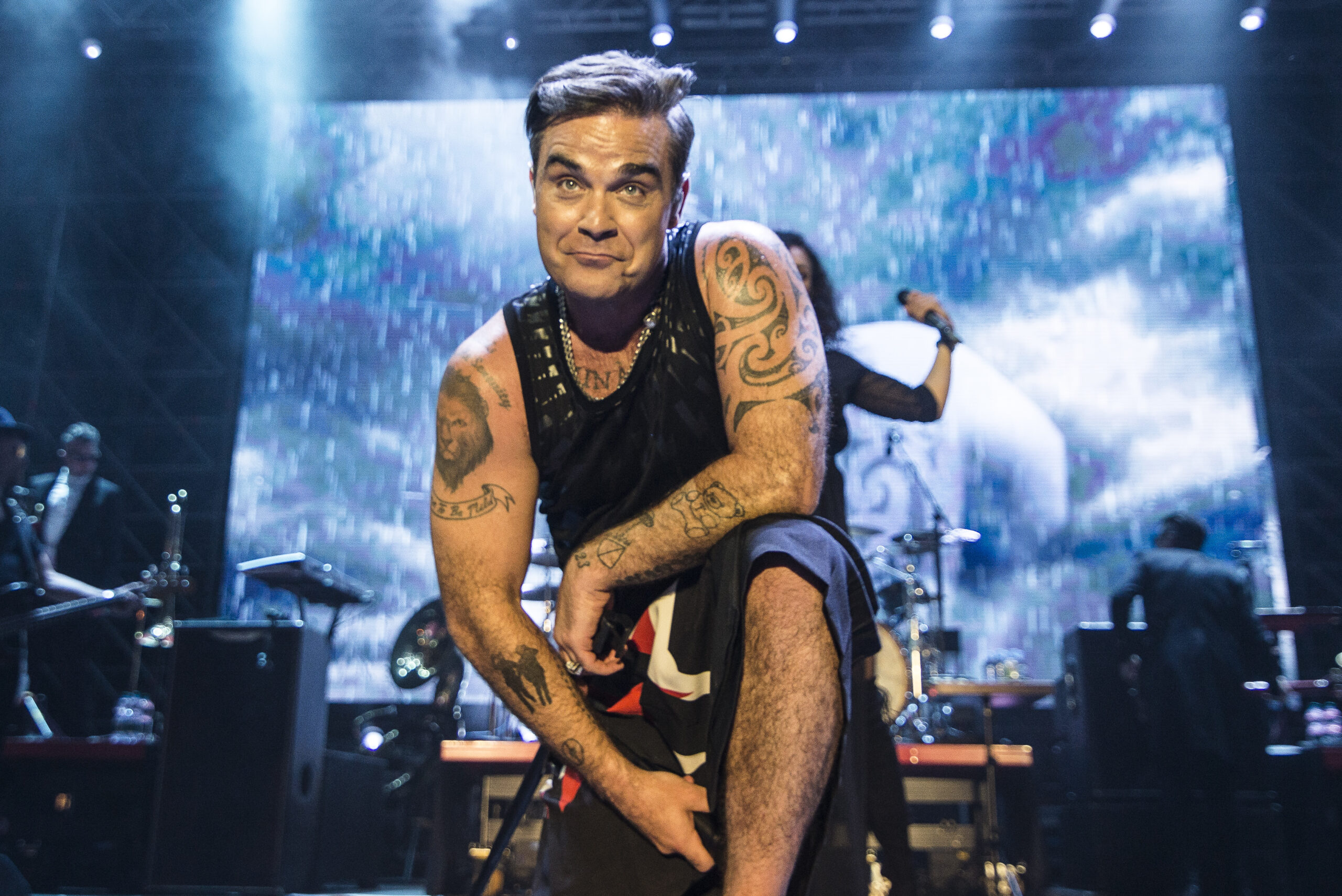 “Le inizioni che faccio per perdere peso mi fanno peggiorare la vista ma non importa, continuerò finché non sarò cieco. E il prossimo anno faccio un lifting”: parla Robbie Williams