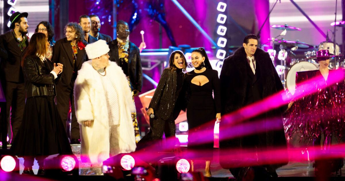 X Factor 2024 – La Finale a Napoli con Robbie Williams e Gigi D’Alessio guest star: la scaletta, chi sono i finalisti e i due favoriti in corsa per la vittoria