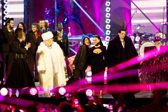 X Factor 2024 – La Finale in diretta da Napoli: Mimì è la vincitrice. Robbie Williams e Gigi D’Alessio scaldano la piazza