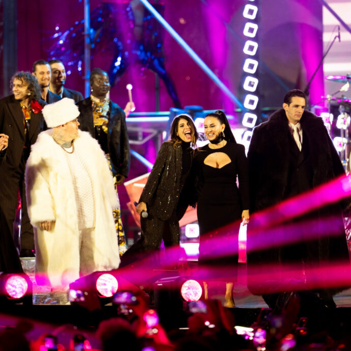 X Factor 2024 – La Finale a Napoli con Robbie Williams e Gigi D’Alessio guest star: la scaletta, chi sono i finalisti e i due favoriti in corsa per la vittoria