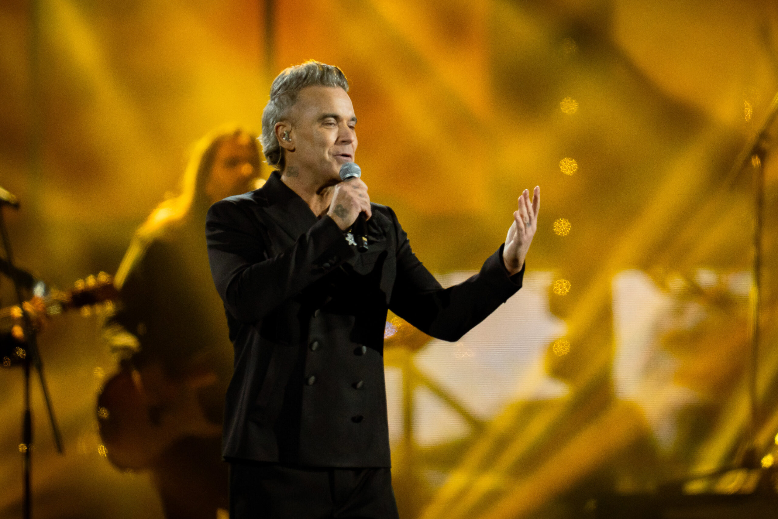 “Mia madre ha la demenza, non sa più chi sono. Mio padre il Parkinson e non può uscire di casa. È strano essere adulti, non sono pronto”: Robbie Williams commuove dal palco “Mia madre ha la demenza, non sa più chi sono. Mio padre il Parkinson e non può uscire di casa. È strano essere adulti, non sono pronto”: Robbie Williams commuove dal palco