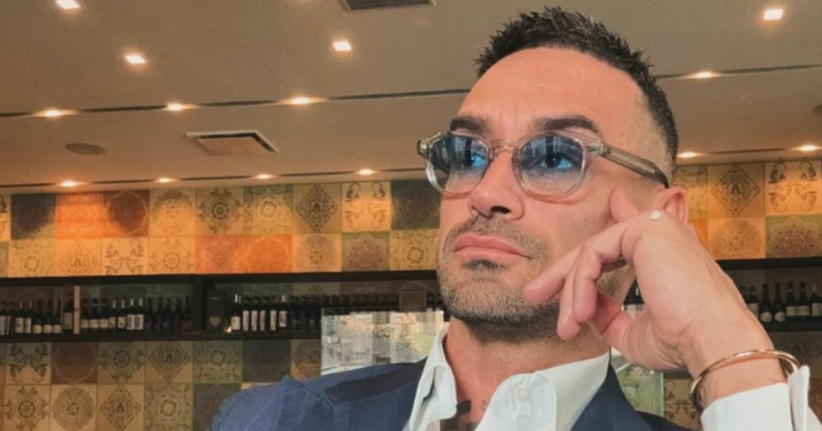 “Sono un ottimo esempio: ho una Porsche, vado in palestra e guadagno. Difetti? Non ne ho”: parla Gian Maria Tirrico, l’agente immobiliare virale sui social