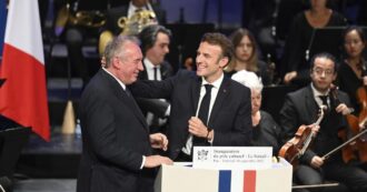 Copertina di Francia senza governo, corsa contro il tempo di Macron: il leader centrista Bayrou a pranzo all’Eliseo